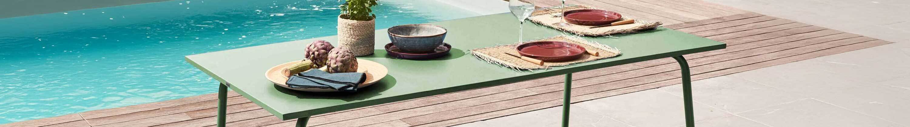 table de jardin en métal avec piscine